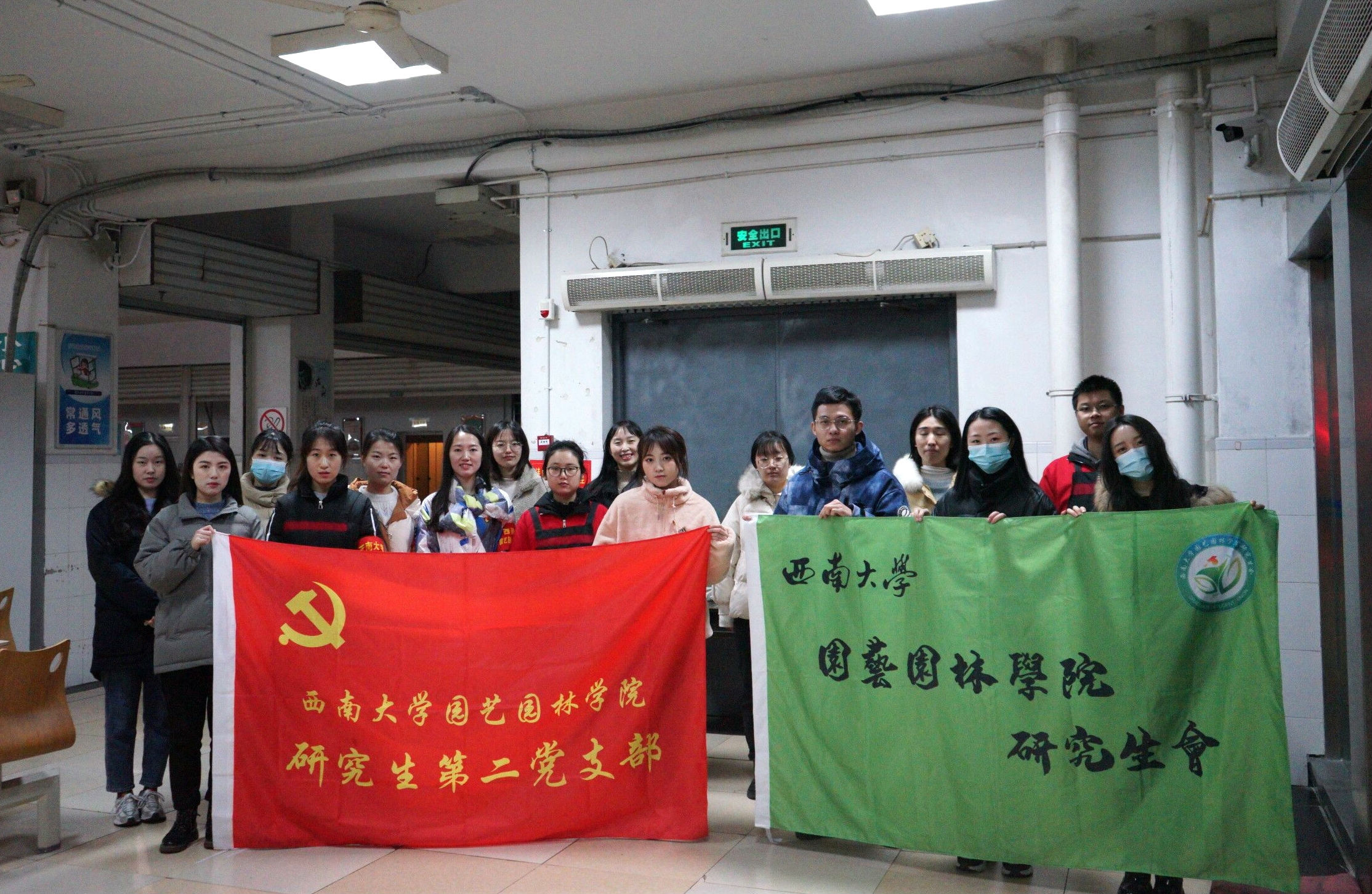 图4 部分同学活动后合影.jpg